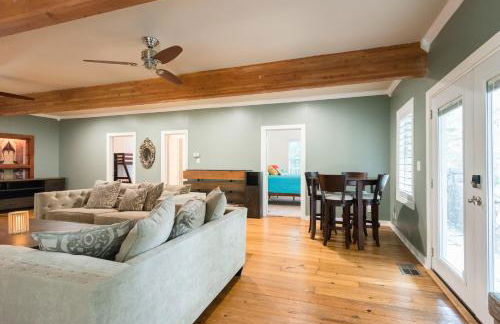 Remodeled Historic Lakefront Gem Overlooking Lake Travis and Jones Brothers Park *Great for Families and Groups* - Foto 47