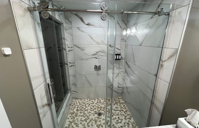 Lighthouse Inn & Suites - Photo 56