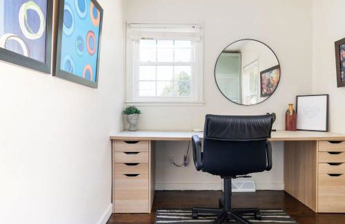 Enchanting 3BR Cottage Close to Downtown - Foto 20