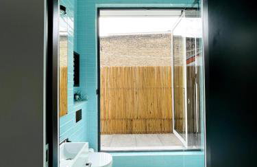 Room with a bathroom and private entrance door - Photo 25