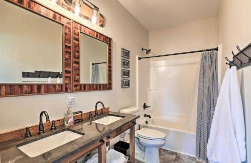 Chic Williamstown Retreat with Pool and Hot Tub! - Foto 17