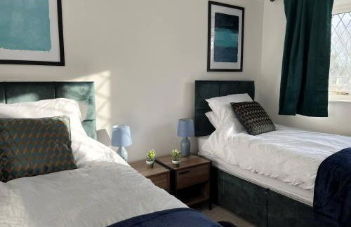 Restful Riverside Home - Foto 12