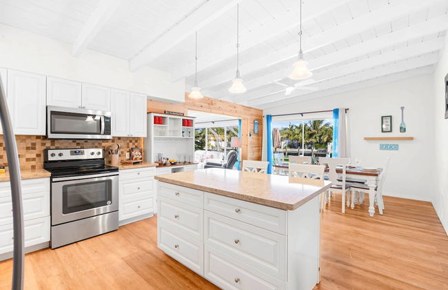 Seabreeze Cove Waterfront Gem 38 Foot Dock Cabana Club - Foto 6