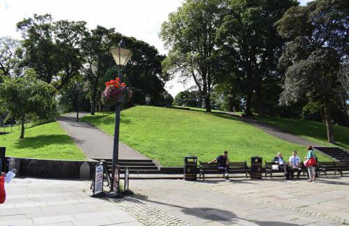 The Buxton Retreat A Luxurious 3-Storey Townhouse with Four Poster Bed and Double Jacuzzi Bath" - Photo 31