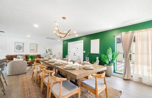 Deluxe Waterfront Villa with BBQ, Pool and Game Room - Photo 9