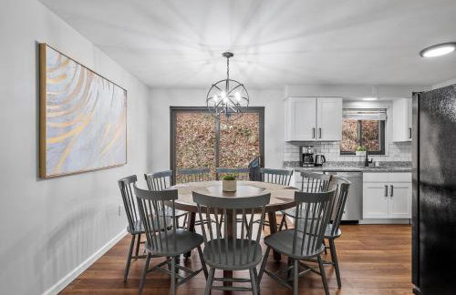 Stylish and Accessible Six Bedroom Home in Wexford/Pittsburg With Kids Amenities - Foto 9