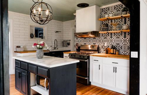 Charming Cabin with Hot Tub & Fire Pit - Foto 4