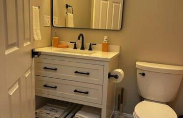 NEW! Modern Getaway - Hot Tub l Fire Pit l Pool table - Foto 19