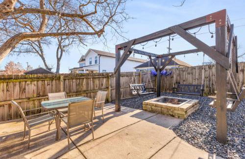 Modern House by Downtown with Garage and Fenced-in Yard - Foto 45