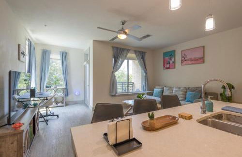 Riverwalk and Pool view Apt with King bed Infinity Pool Gym Free Parking - Foto 25