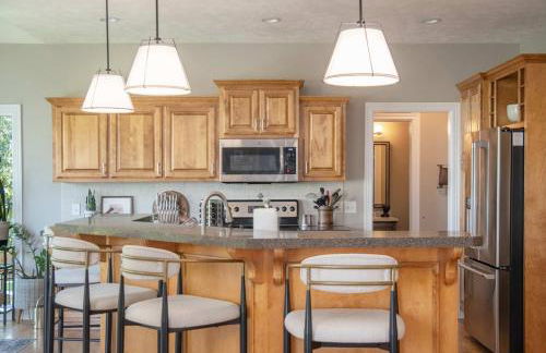 Stunning 5BR Villa Large Hot Tub & Scenic Yard - Foto 18