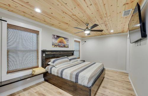 Riverfront Caddo Shack Home with Views and Fire Pit - Foto 13