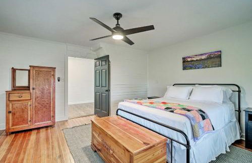 Fire Pit, Pickleball, Pool! Schulenburg Farmhouse - Foto 17