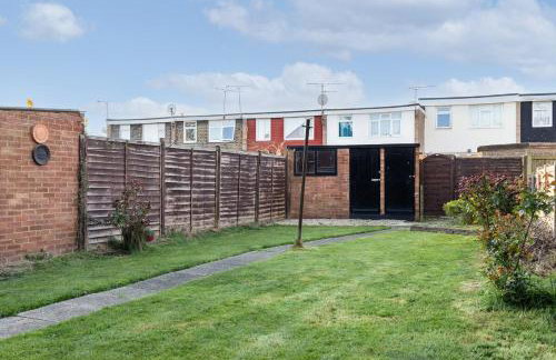 Clicketts - 3-Bedroom, Full Entire House, Sleeps 6 guests, Free wifi, Street Parking, Smart TV, Basildon, Essex London - Foto 24
