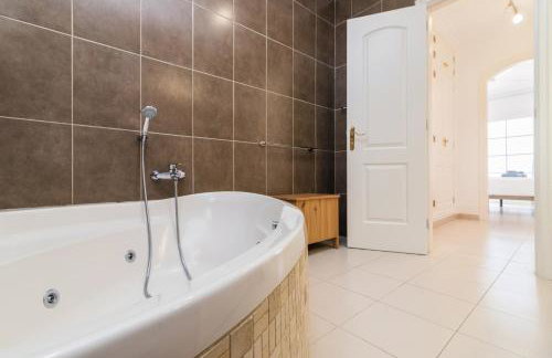 BEAUTIFUL VILLA - 4 bedrooms, heated pool, 2 priv car park places, fibre net, PS5, tv channels - Foto 39