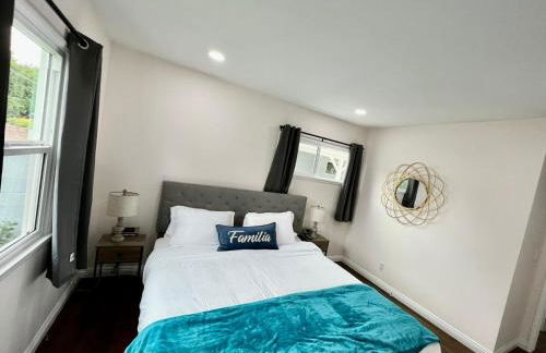 Cozy 3BR Home With Pool, Yard, Garage, and 80 inch TV! - Foto 26