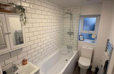 Northampton 2 King Bed SKY TV Driveway Earls Barton - Photo 9