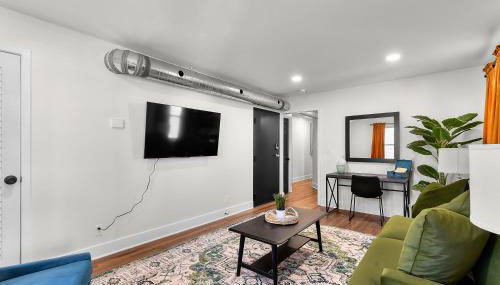 Retro Glam: Colorful Mid-Century Haven Apt 2 - Foto 3