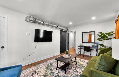 Retro Glam: Colorful Mid-Century Haven Apt 2 - Foto 3