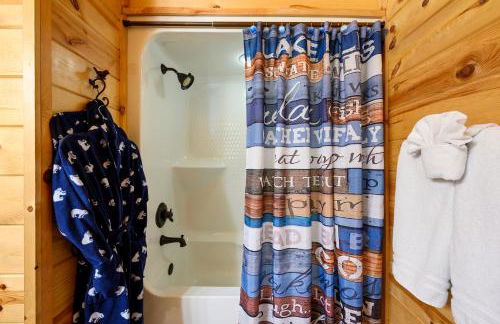Hickory Bear - Cabin surrounded by pines, Sleeps 10, Hot Tub, Fire Pit, Arcade, Foosball Table & Deck Slide - Photo 41