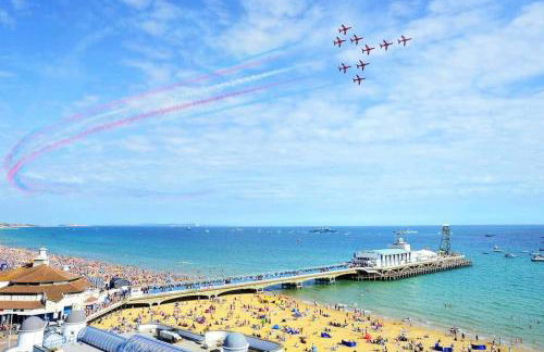 Spacious 5-Bedroom Victorian House Near Sandbanks - Sleeps 14, Parking & Garden - Foto 45