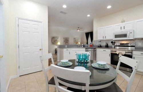 Serene 4-Bedroom Lakeview Retreat with South-Facing Pool & Sun-Drenched Outdoor Living - Foto 7