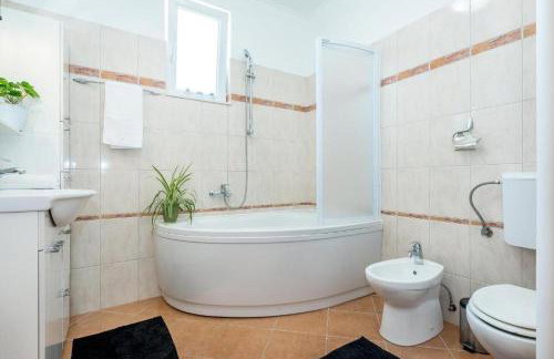 Family friendly house with a swimming pool Vrpolje, Sibenik - 24345 - Photo 21