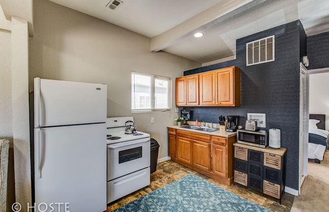 1BR Downtown Townhome King Bed, 5 Min to Shops - Photo 7