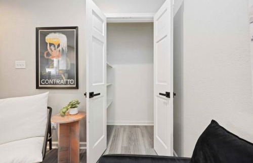 Steps from the Best of the Heights-Modern Comfort! - Foto 18