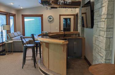 Walk to K-State, Sleeps 12, Pool Table, Hot Tub - Foto 47
