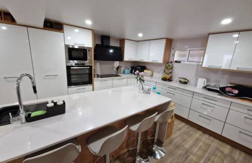 Pool House Minutes from Beach - Photo 25