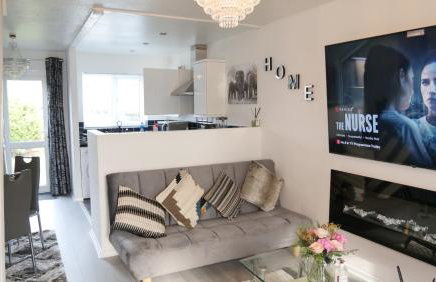 Milton Keynes Luxury Short Stay House with WIFI and Free Parking - Photo 2