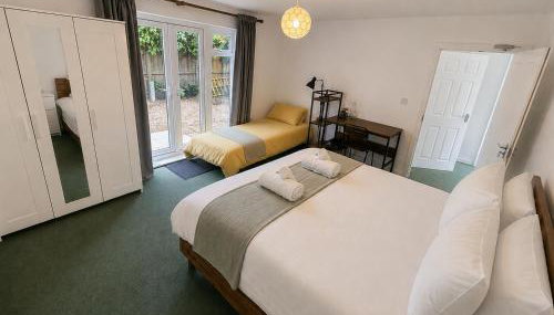 2 Bedroom-House-Sleeps 5 In Front Horley Station -Near Gatwick Airport - Foto 2