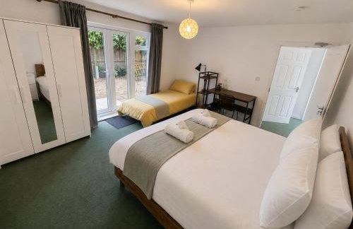 2 Bedroom-House-Sleeps 5 In Front Horley Station -Near Gatwick Airport - Foto 2