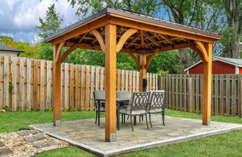 Stylish 4BR Haven: Serene Backyard and Fire Pit - Foto 48