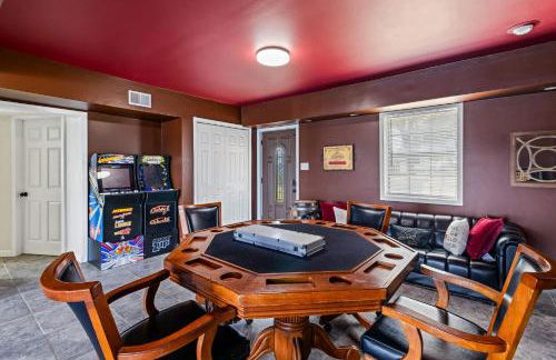 New Renovated 5BD Home with Hot Tub Sauna & Game Rm - Foto 68