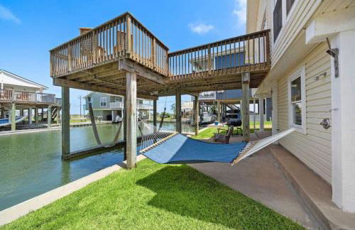 Stylish Home with game room, deck, and canal access - Foto 45