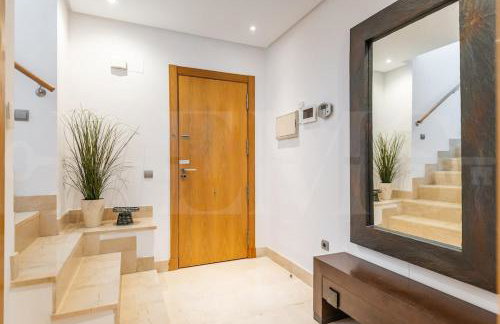 Seaside stay with large terrace, pool & parking REMS - Foto 30
