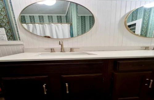 Classic Lakeside Estate Stay with Cozy Living Spaces & Outdoor Adventures in Kuttawa, Kentucky - Foto 16