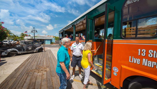 Subindo no ônibus trolley de Key West