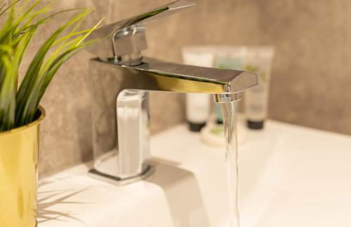 Four Bedroom House - Parking - Garden - Netflix 22C - Foto 20