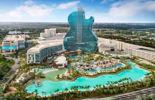 Fun Family-Friendly Poolside Escape Near Beach - Foto 46