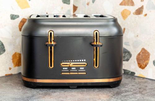 Modern & Stylish 3 Bedroom Home in Peterborough - Photo 27