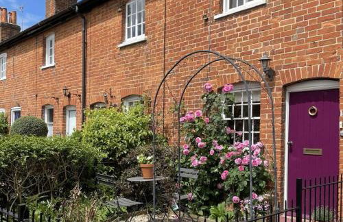 Historic Cottage in Heart of Farnham nr the Castle - Photo 1