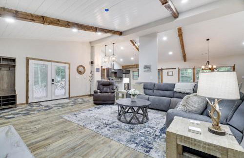 Whiskey Pines Retreat! Single Level Home, Outdoor Firepit, AC, BBQ! Sleeps 9 in Lake Harmony! - Foto 7