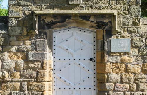 10 Bed Stunning House in village, with Hot Tub - Photo 62