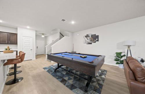 Luxurious 4 Bed Duplex Getaway! - Photo 26