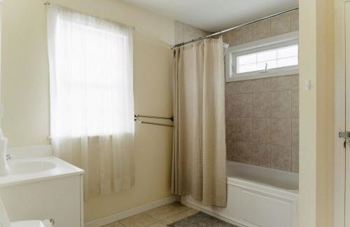 Urban Downtown Stamford Home 45 min to NYC with Garage And Yard - Foto 17