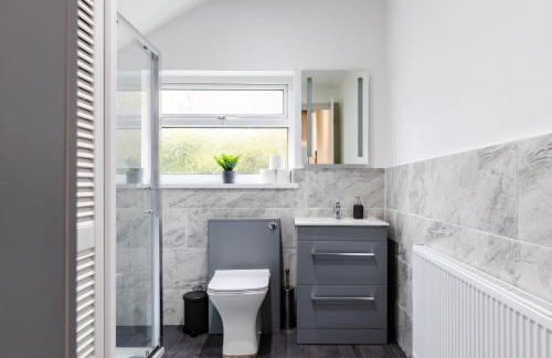 Beach Haven, Steps to Sand, Trails & Shops, Highly Rated 2-Bedroom House Minutes from Mumbles Beach with a Patio - Photo 19