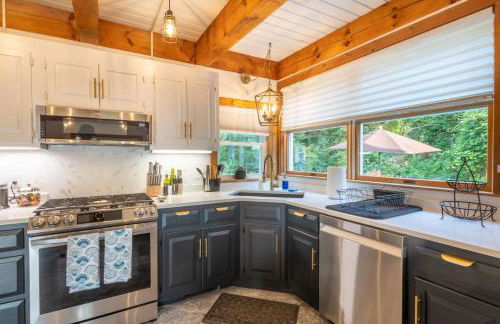 Pool and Screened Deck! Home 2 Mi to Mashpee Commons - Foto 10